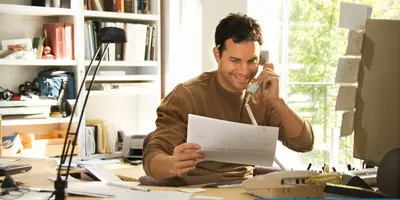 Mann arbeitet im Homeoffice